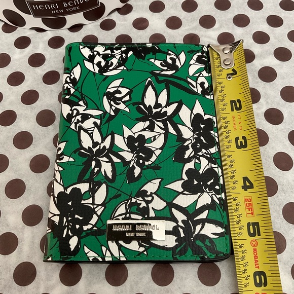 Henri Bendel Passport Cover - Picture 9 of 9